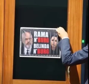 VIDEO/ “Rama n’burg, Belinda n’burg”, Klosi tenton të heqë pankartën në derën e Kuvendit, por dështon