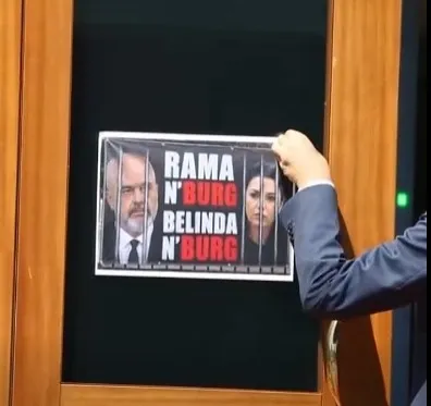 VIDEO/ “Rama n’burg, Belinda n’burg”, Klosi tenton të heqë pankartën në derën e Kuvendit, por dështon