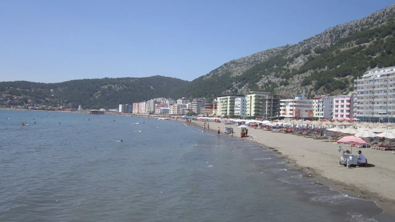 Tragjedi në Shëngjin, pesë të rinjtë i merr dallga, dy viktima