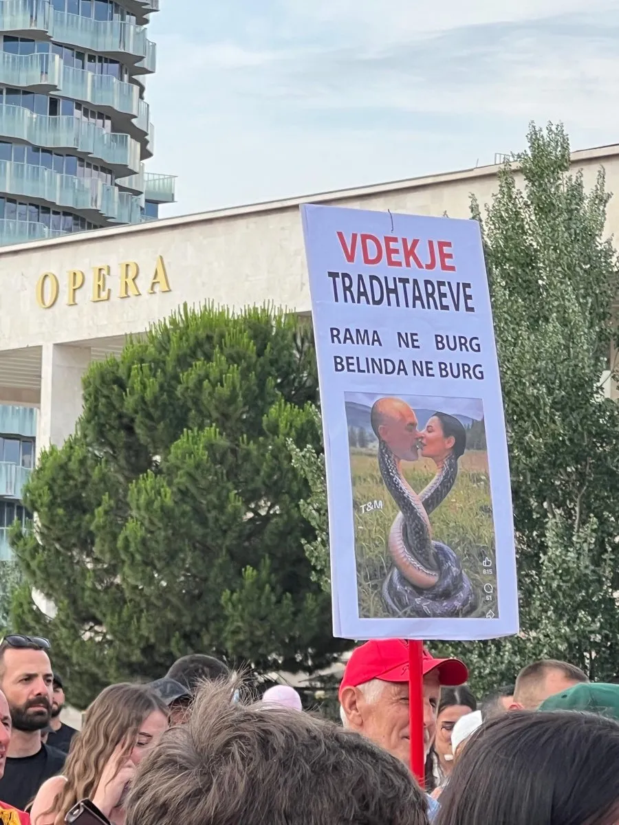 Fotogaleri/ Pankartat më pikante të protestës sot