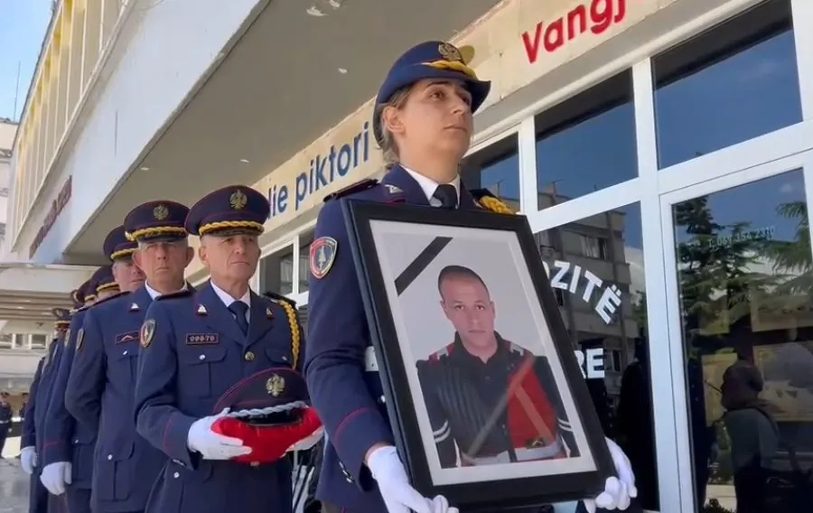 Video prekëse/ Me uniformën e “Shqiponjave”, kolegët në lot i japin lamtumirën, policit të vrarë, Enea Mekolli