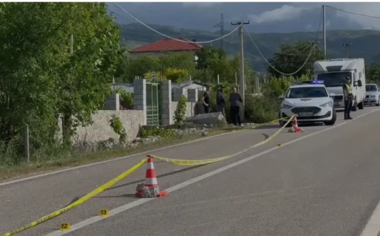 Fëmijë 3-vjeçar humb jetën në aksident tragjik në aksin Korçë-Ersekë