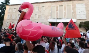 Media publike franceze: Protestuesit shënjestrojnë Marta Kosin pasi mbështeti Ramën