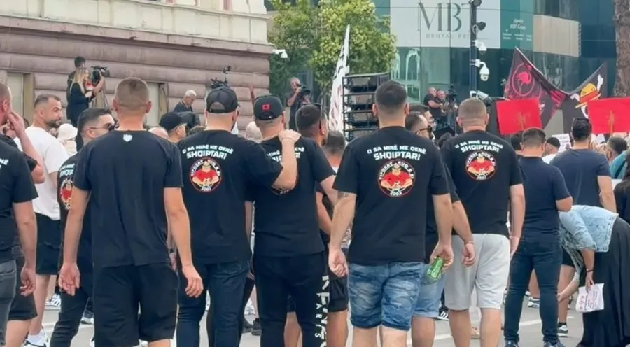 “Tifozët Kuqezi” bojkotojnë ndeshjen dhe i bashkohen protestës në Tiranë