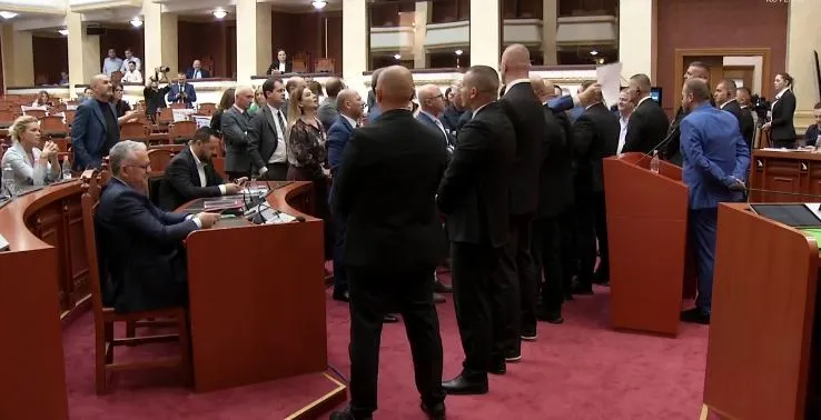 Debate në Kuvend, opozita bllokon foltoren