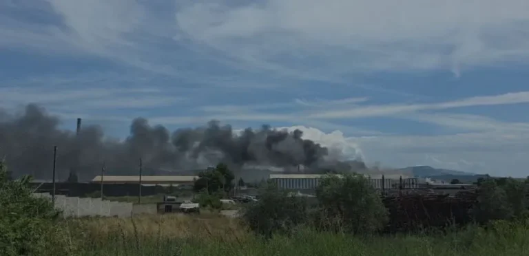 FOTO/ Zjarr i përmasave të mëdha në ish-Kombinatin Metalurgjik në Elbasan