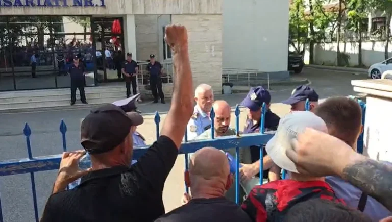 Lirohet Dritan Goxhaj, protestuesit e presin me brohoritje jashtë komisariatit