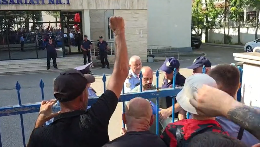 Lirohet Dritan Goxhaj, protestuesit e presin me brohoritje jashtë komisariatit