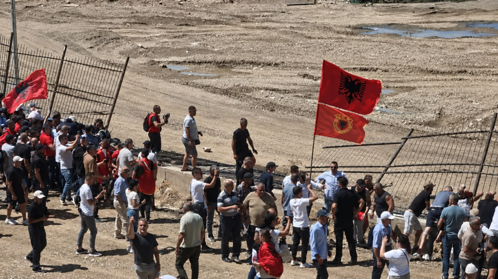 Protestuesit heqin gardhin e kantierit në Rrjoll