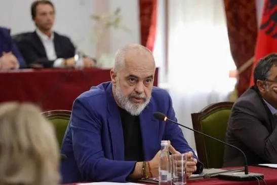 Pas protestave dhe largimeve nga grupi parlamentar, Rama mbledh deputetët