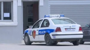 Një ditë pas vrasjes së Enea Mekollit, një tjetër polic sulmohet në Tiranë. Qytetari i vë thikën në fyt
