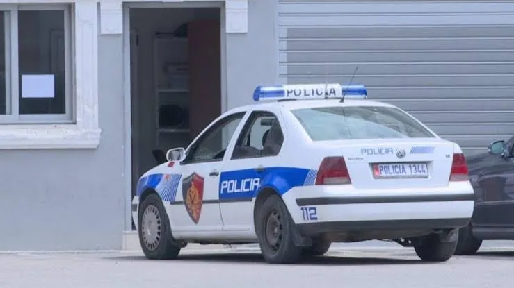 Një ditë pas vrasjes së Enea Mekollit, një tjetër polic sulmohet në Tiranë. Qytetari i vë thikën në fyt