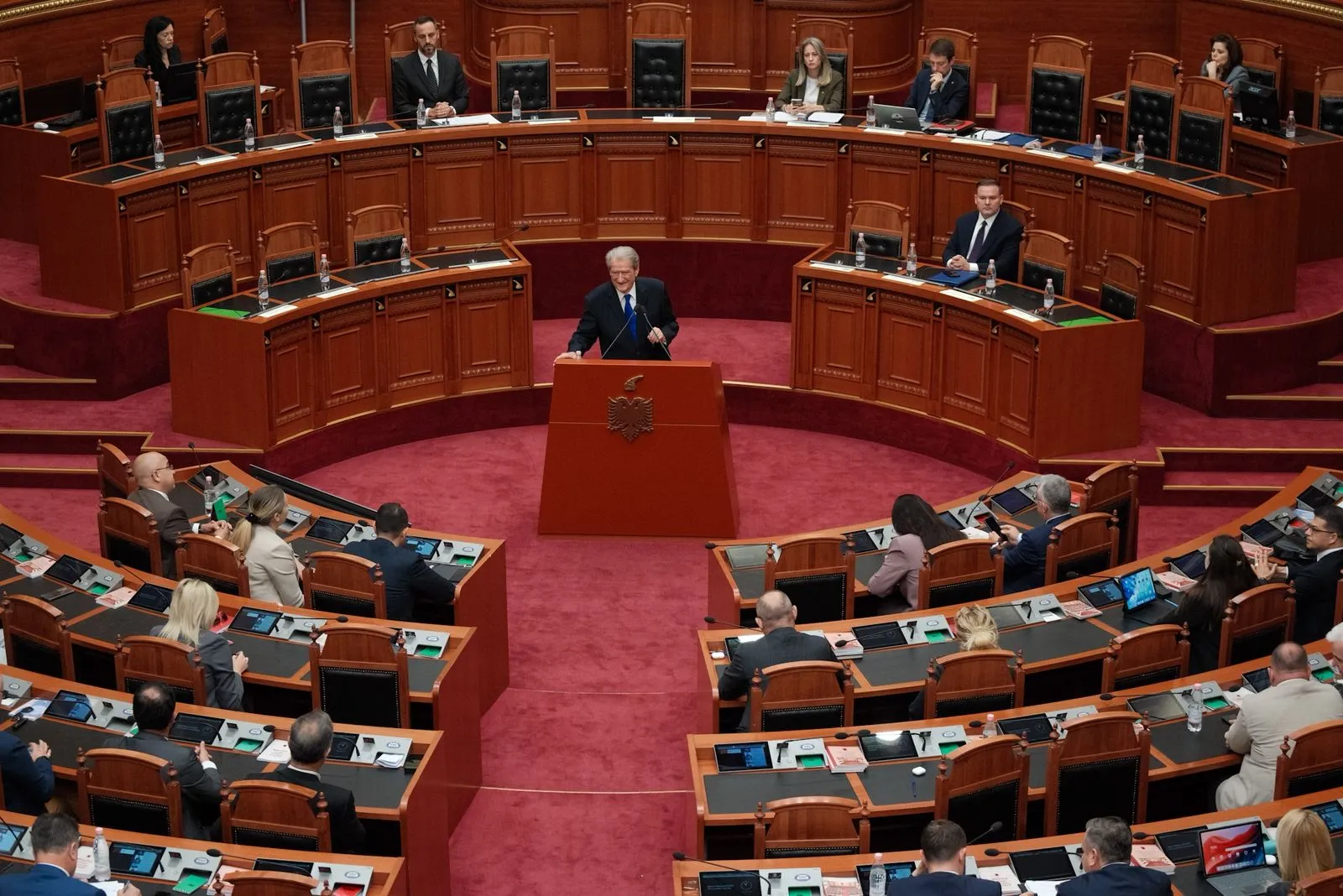 Berisha: Foshnjet e pranishme në protestë u goditën me topa uji