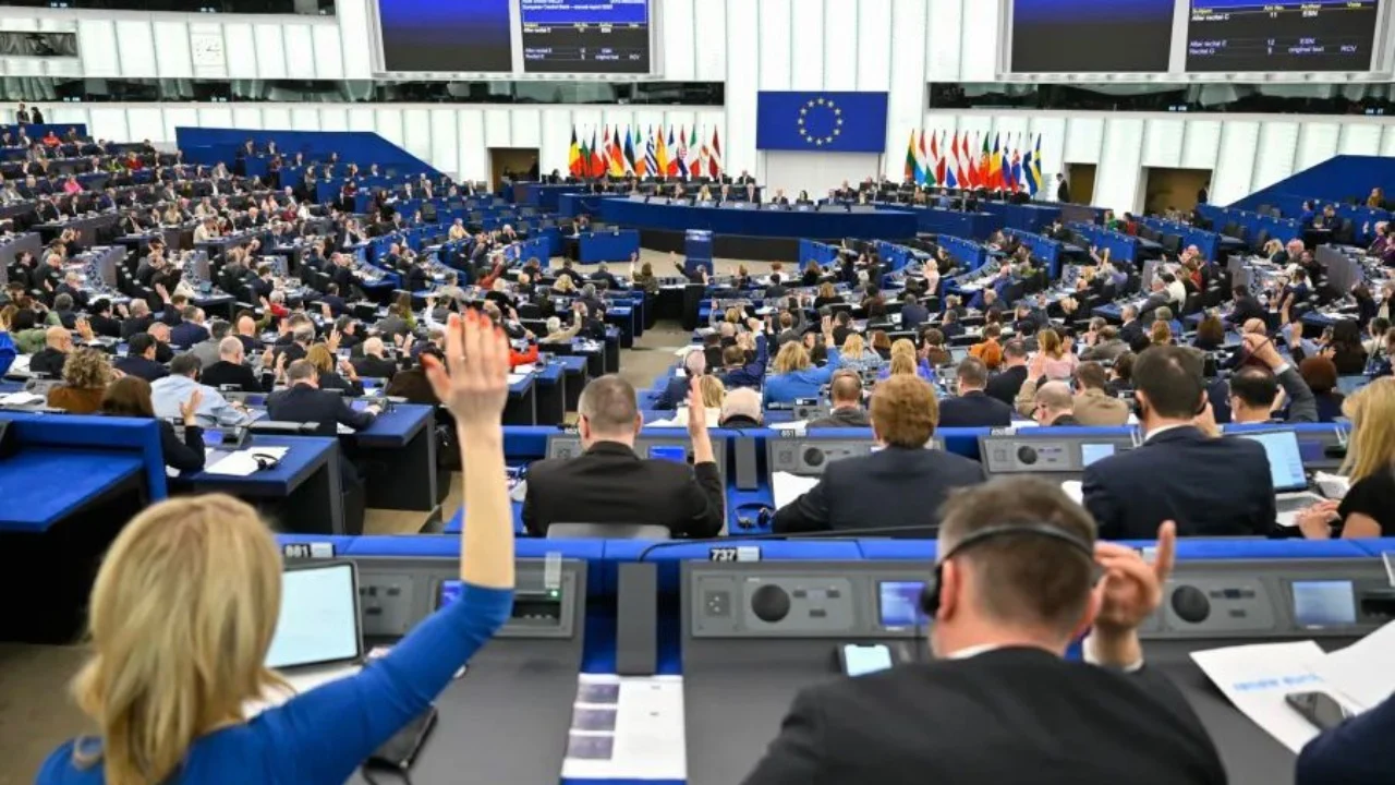 Parlamenti Europian “shuplakë” qeverisë, kërkon moratorium për ndërtimet në zonat e mbrojtura dhe rishikim të ligjit
