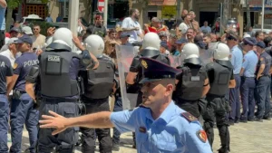“Rama jepe dorëheqjen”- Qytetarët tre orë protestë para Kuvendit, mbërrin FNSH me skafandra (PAMJET)