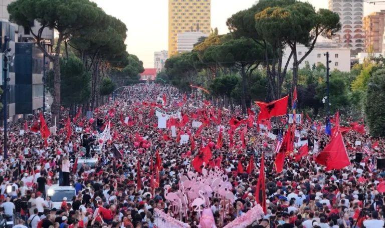 Sot protesta e 28-të kundër qeverisë në Tiranë, diaspora i bashkohet tubimit: Rama jep dorëheqjen!