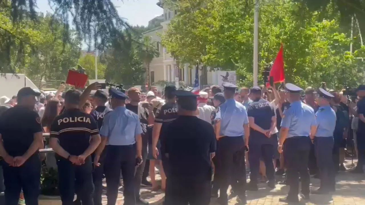 Deputetët në seancë plenare, protestuesit qëllojnë me vezë në drejtim të Parlamentit