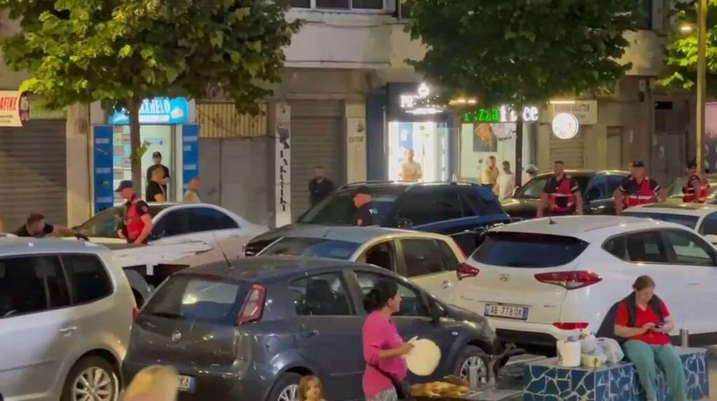 Aksion në rrugët e Durrësit/ Policia rrethon makinën, një i ri arratiset mes trafikut