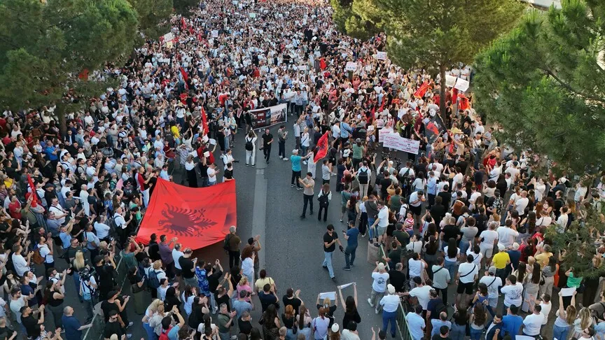Protesta për Zvërnecin del jashtë kufijve, mobilizohen shqiptarët në Europë dhe SHBA