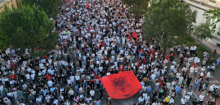 Zvërneci mes realitetit të protestave dhe leksioneve të Edi Ramës mbi rrjetet sociale: çfarë po ndodh në të vërtetë