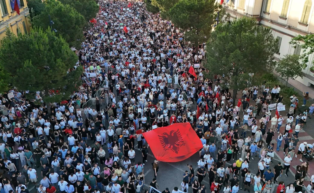 Zvërneci mes realitetit të protestave dhe leksioneve të Edi Ramës mbi rrjetet sociale: çfarë po ndodh në të vërtetë