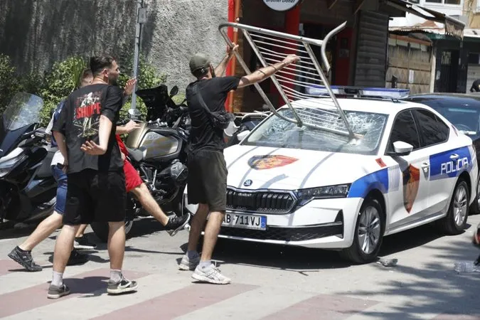 Përplasjet para Kuvendit, policia shoqëron mbi 20 protestues