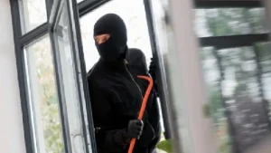 I mituri në Krujë thyen xhamat e marketit dhe futet për të vjedhur