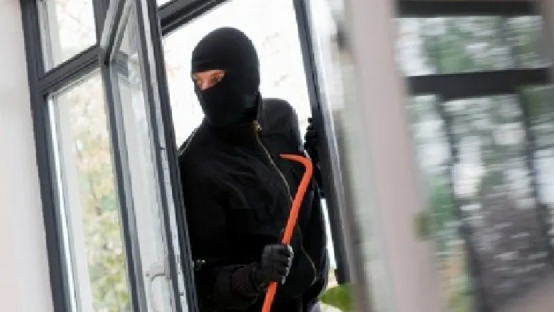 I mituri në Krujë thyen xhamat e marketit dhe futet për të vjedhur