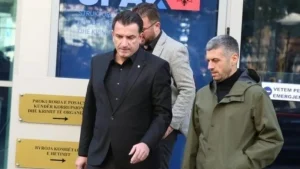 E shkarkoi Anuela Ristani, Veliaj rikthen në detyrë në bashki Alban Dokushin