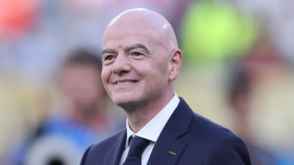 Infantino u përgjigjet kritikëve të FIFA-s: Meditoni, lutuni ose shikoni futboll