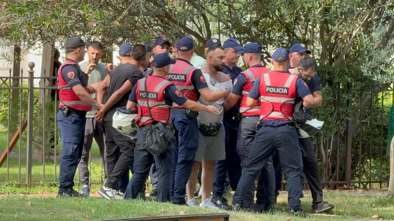 Tensione para Kuvendit, Policia arreston disa protestues
