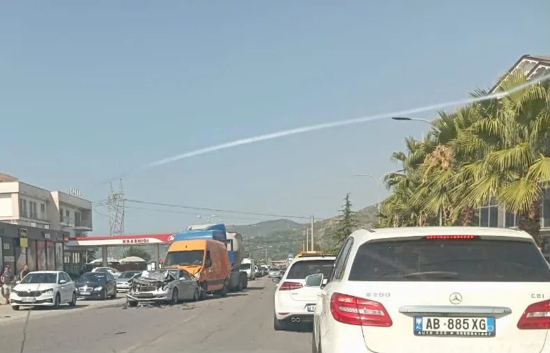 Përplasen 4 automjete pranë rrethrrotullimit të Bradasheshit, raportohet për të lënduar