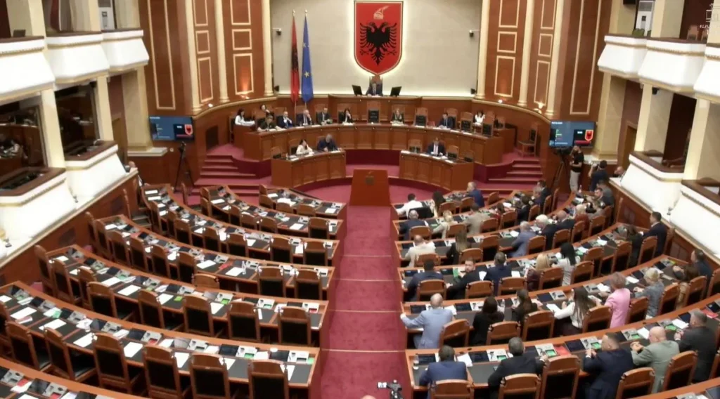 Kuvendi miraton huanë 302 milionë dollarë nga SHBA, opozita bojkoton seancën