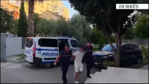 Pistoletë e kallashnnikov, zbulohet baza me armë në Manzë. Arrestohet një 20-vjeçar, dyshohet se furnozonte grupe kriminale