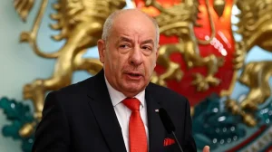Parlamenti miratoi ndryshimet në ligj për shkarkimin e tij, Presidenti i Hungarisë pranon të japë dorëheqjen