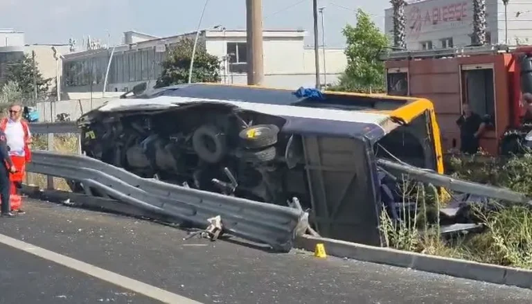 Dinamika e aksidentit në autostradë, eksperti tregon si barriera metalike depërtoi në mjet