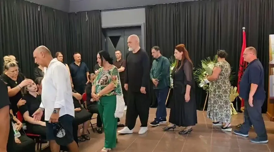 I jepet lamtumira gazetarit Enrik Mehmeti, mbahen homazhe në nderim të tij! I pranishëm edhe kryeministri Rama
