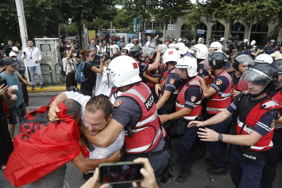 Protesta para Parlamentit, 6 persona të shoqëruar nga policia