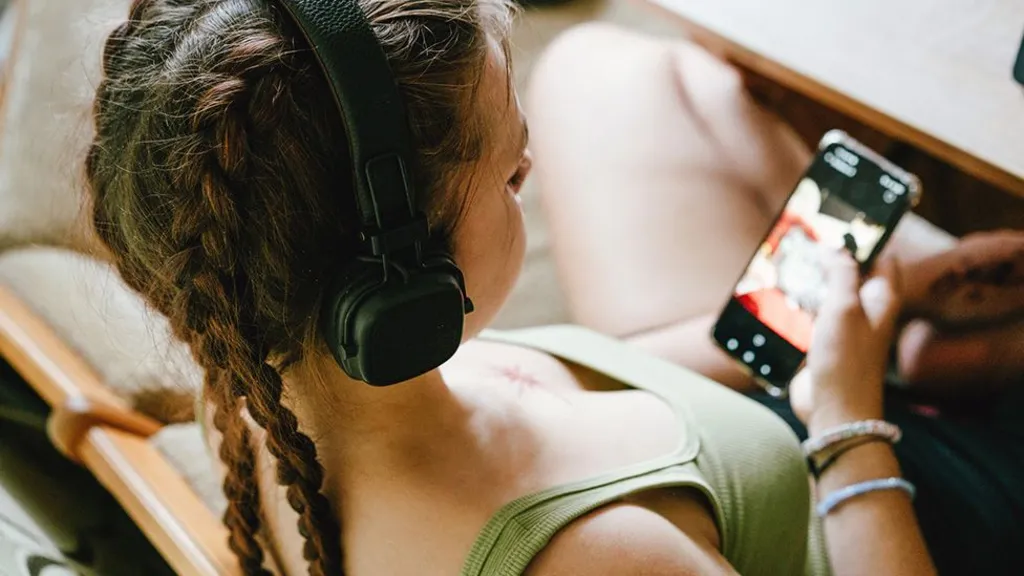 YouTube u rekomandon adoleshentëve video për çrregullimet e të ngrënit