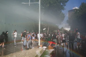 AFP: Policia përdor gaz lotsjellës kundër protestuesve, 4 mln eurot për Kanye West revoltuan qytetarët