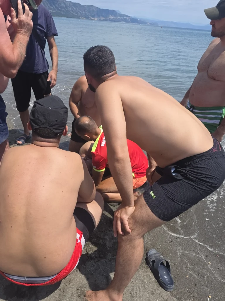 Shmanget tragjedia në Velipojë, vrojtuesi i plazhit i shpëton jetën një 67-vjeçari