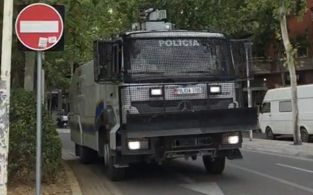 Protesta para Parlamentit, vendosen autoblinda dhe autobote me ujë