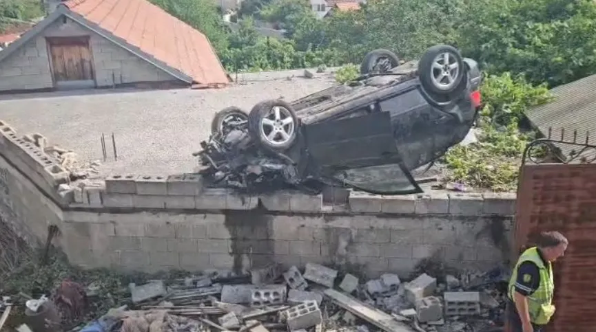 Aksident i rëndë në Kukës! Makina përplaset me murin e një banese, 3 të plagosur