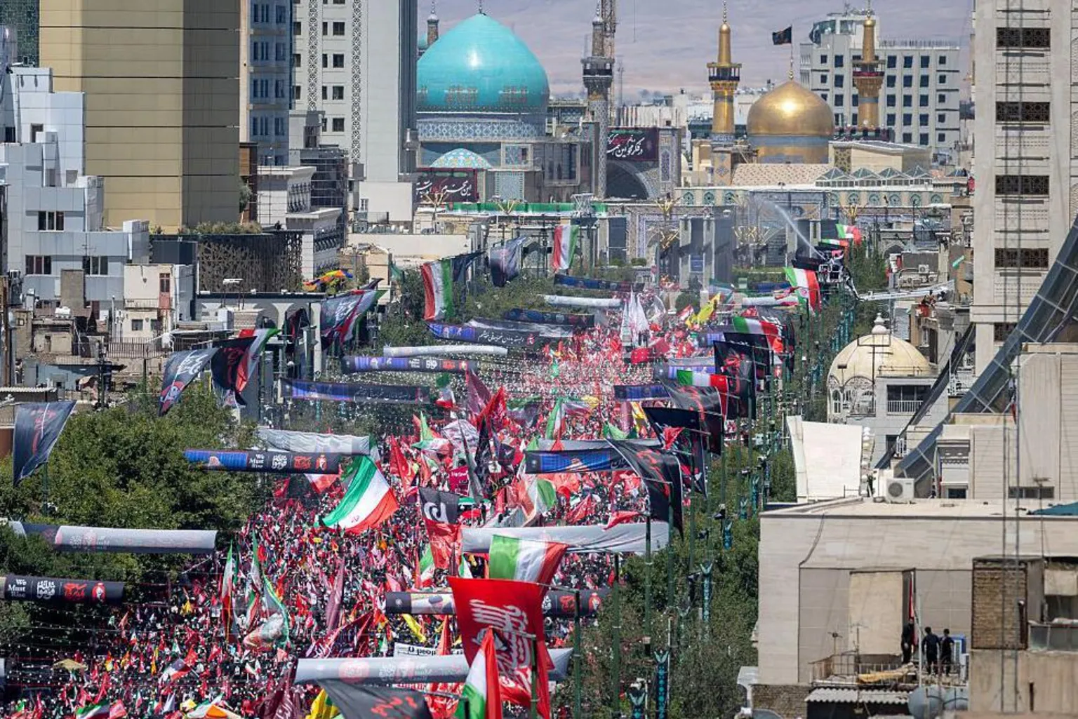 Udhëheqësi Suprem i Iranit varroset në foltoren më të shenjtë! Turma njerëzish mbushin rrugët