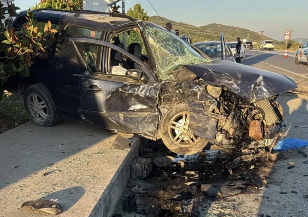 Dy makina përplasen kokë më kokë në aksin Peqin-Rrogozhinë! Plagosen 5 persona, 2 në gjendje të rëndë (Foto)