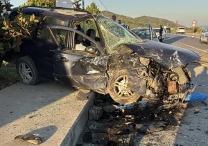 Dy makina përplasen kokë më kokë në aksin Peqin-Rrogozhinë! Plagosen 5 persona, 2 në gjendje të rëndë (Foto)
