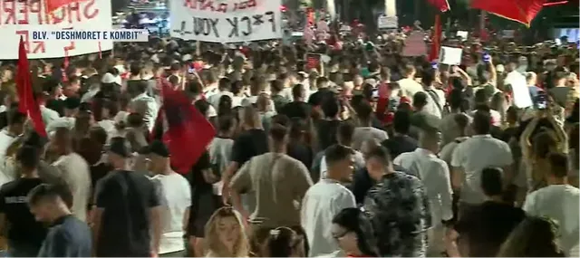 Përfundojnë fjalimet te Kryeministria, protestuesit nisin marshimin në rrugët e Tiranës