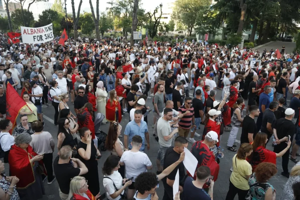 33 ditë protestë/ Qytetarët mblidhen në Sheshin “Skënderbej”
