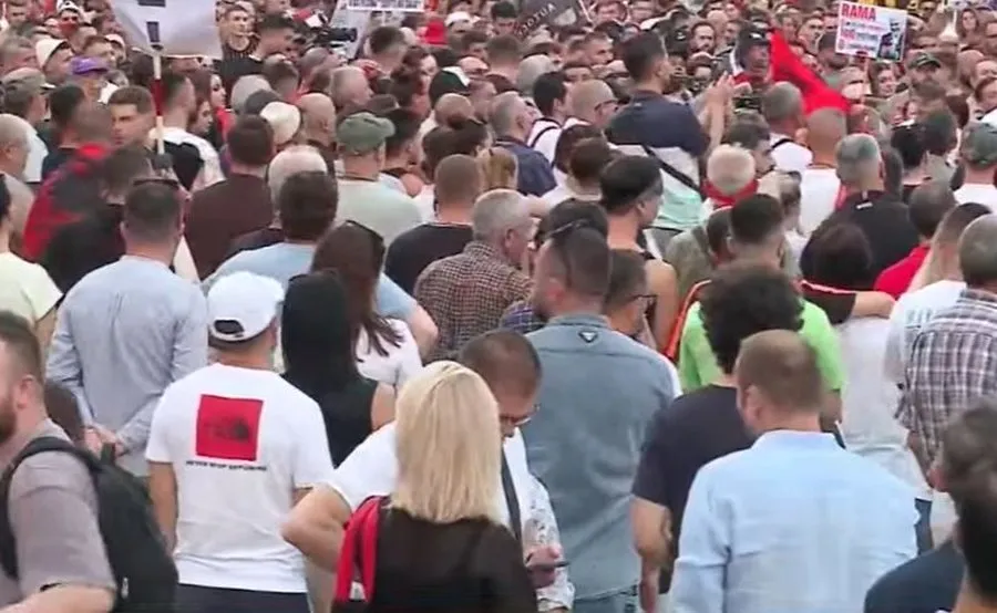 Tensionohet situata në shesh/ Protestuesit sulmojnë gazetaren: Largohu!