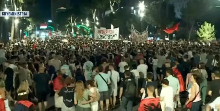 Protestuesit drejt komisariatit nr.3: Do të rrimë deri në lirimin e të arrestuarve